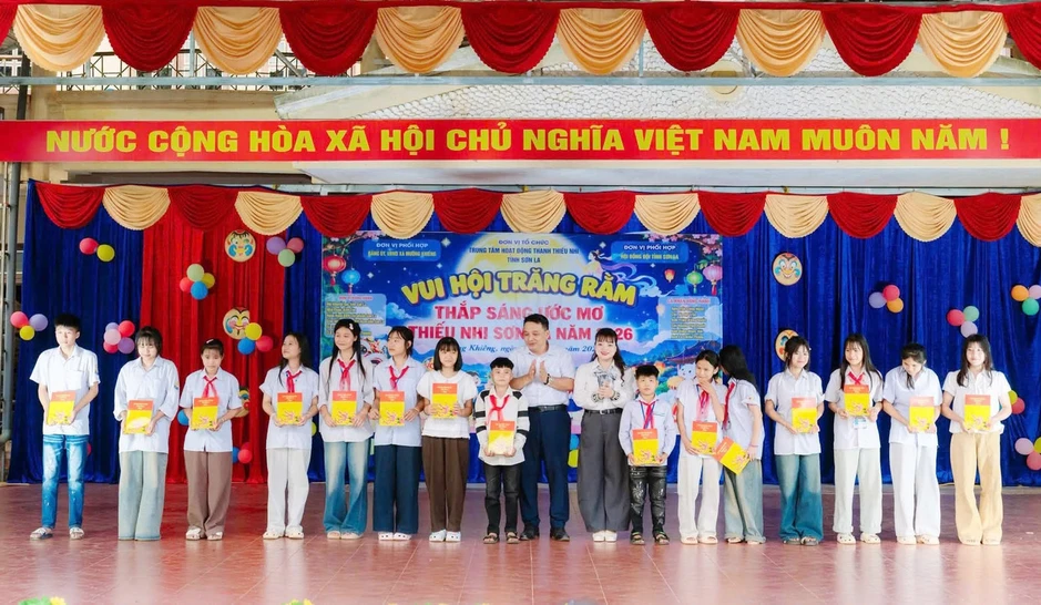 Vui Trung thu cùng thiếu nhi Sơn La, An Giang Vui Trung thu cùng thiếu nhi Sơn La, An Giang