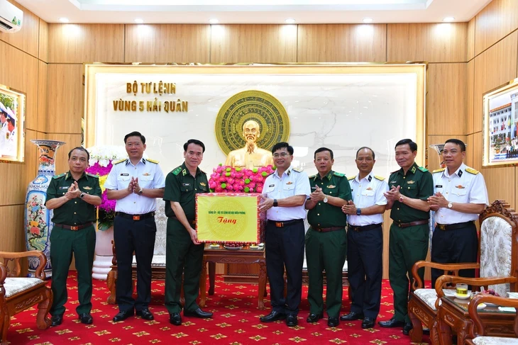 Vùng 5 Hải quân cần phát huy tinh thần đoàn kết, xử lý kịp thời tình huống trên biển Vùng 5 Hải quân cần phát huy tinh thần đoàn kết, xử lý kịp thời tình huống trên biển