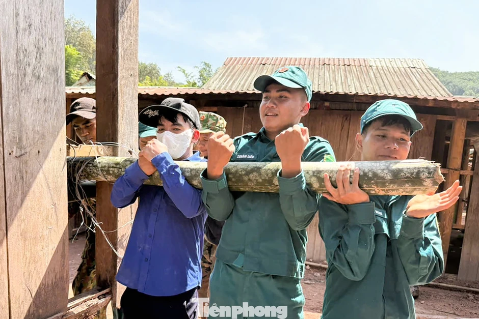 Xem 'thần đèn áo xanh' dời nhà dân khỏi khu vực nguy cơ sạt lở