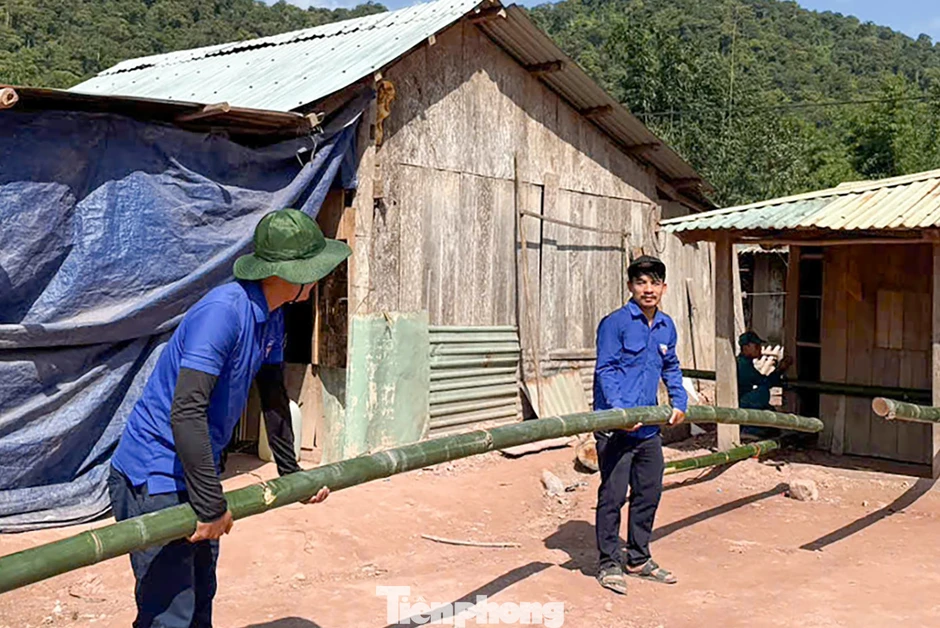 Xem 'thần đèn áo xanh' dời nhà dân khỏi khu vực nguy cơ sạt lở