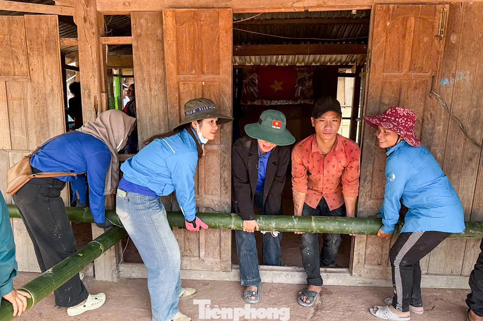 Xem 'thần đèn áo xanh' dời nhà dân khỏi khu vực nguy cơ sạt lở