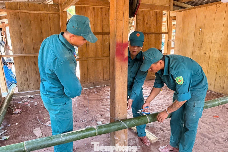 Xem 'thần đèn áo xanh' dời nhà dân khỏi khu vực nguy cơ sạt lở