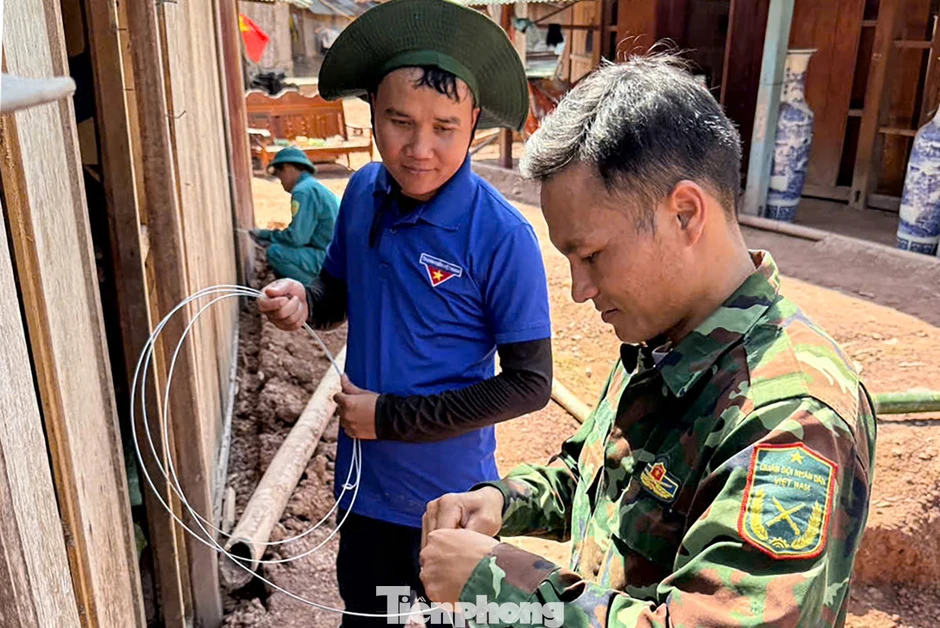 Xem 'thần đèn áo xanh' dời nhà dân khỏi khu vực nguy cơ sạt lở
