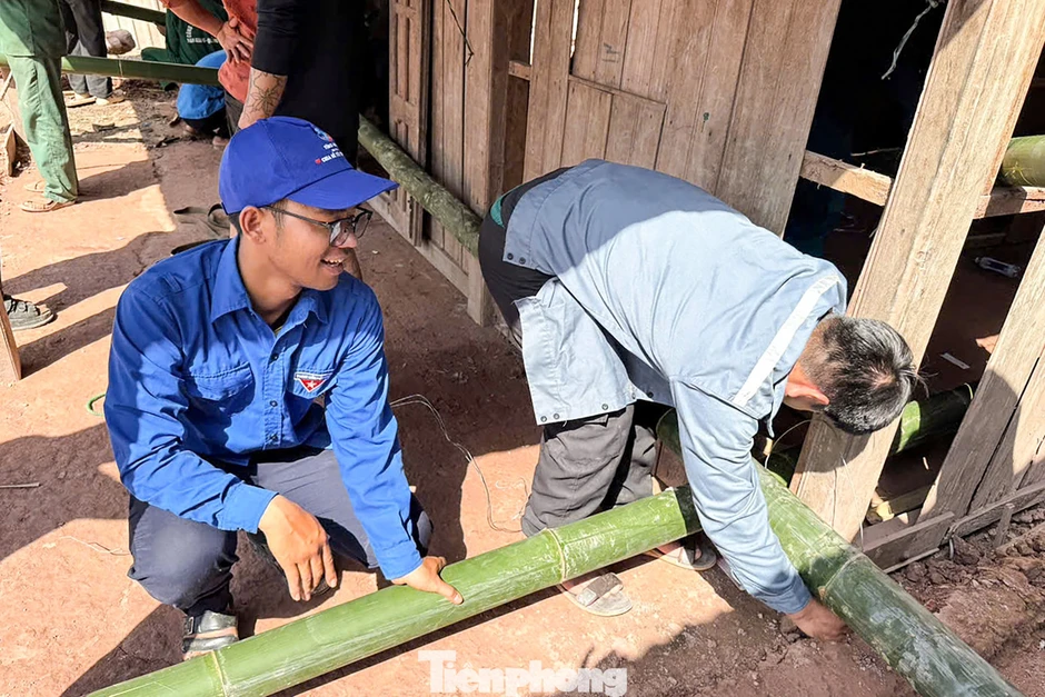 Xem 'thần đèn áo xanh' dời nhà dân khỏi khu vực nguy cơ sạt lở