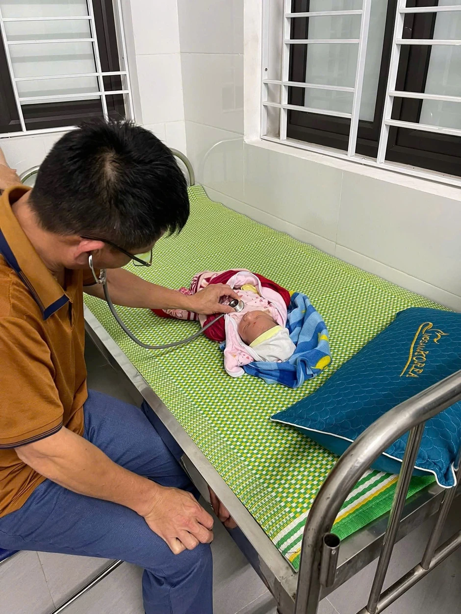 Xót xa bé 10 ngày tuổi bị bỏ rơi trên cầu cùng 600.000 đồng và lá thư