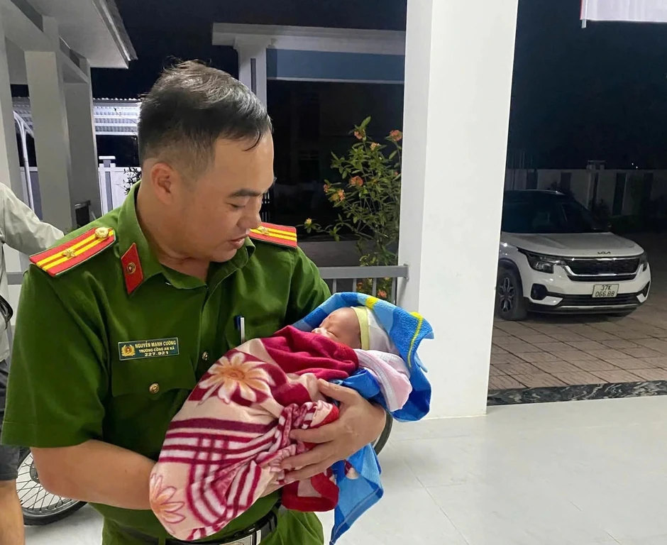 Xót xa bé 10 ngày tuổi bị bỏ rơi trên cầu cùng 600.000 đồng và lá thư
