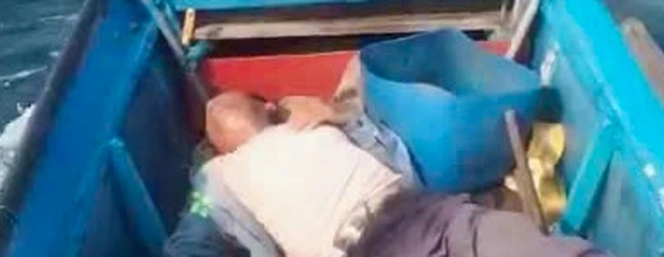 Xúc động chuyện người bỏ ghe để cứu cụ ông đi câu cá bị đột quỵ trên biển Xúc động chuyện người bỏ ghe để cứu cụ ông đi câu cá bị đột quỵ trên biển