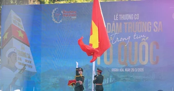 Xúc động lễ thượng cờ 'Vạn dặm Trường Sa - Trong tim Tổ quốc'