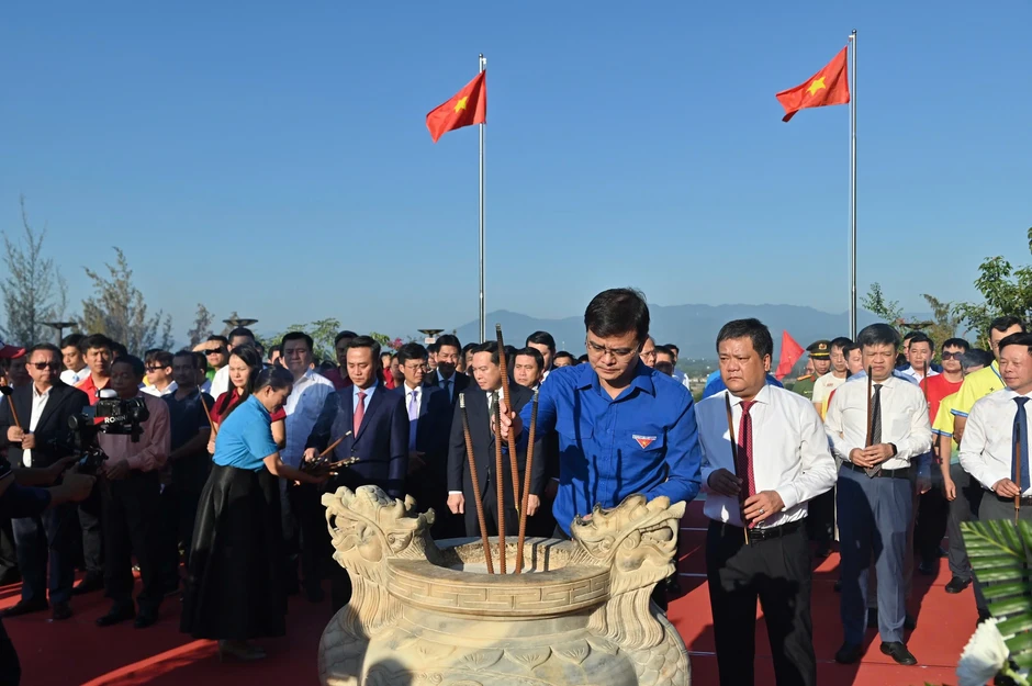 Xúc động lễ thượng cờ 'Vạn dặm Trường Sa - Trong tim Tổ quốc' Xúc động lễ thượng cờ 'Vạn dặm Trường Sa - Trong tim Tổ quốc'