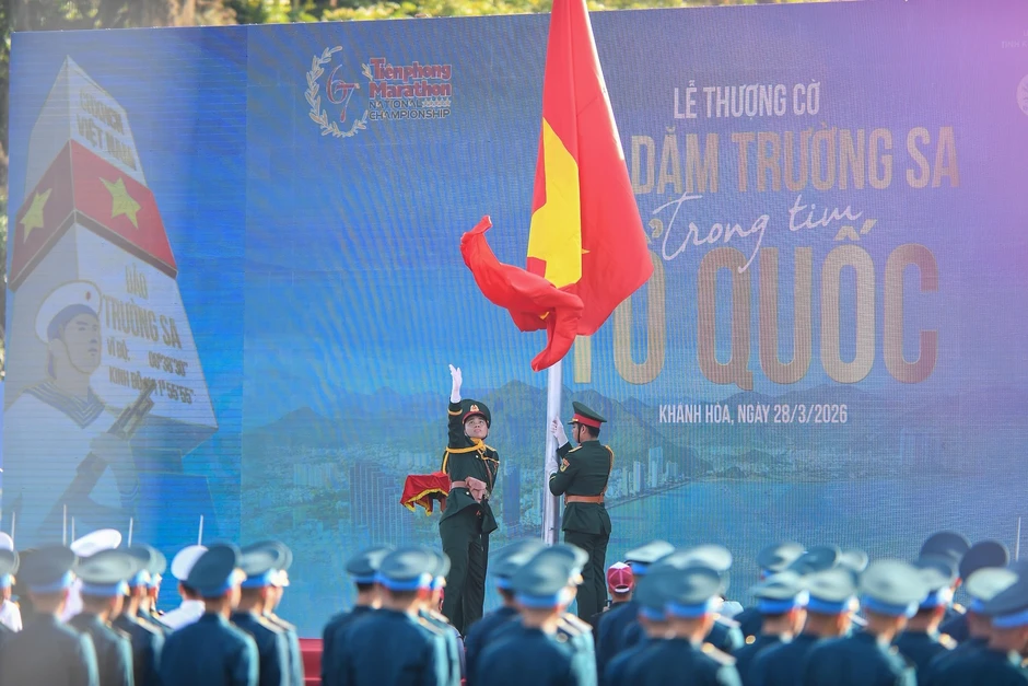 Xúc động lễ thượng cờ 'Vạn dặm Trường Sa - Trong tim Tổ quốc' Xúc động lễ thượng cờ 'Vạn dặm Trường Sa - Trong tim Tổ quốc'