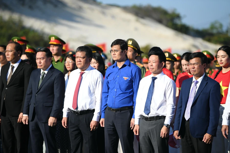 Xúc động lễ thượng cờ 'Vạn dặm Trường Sa - Trong tim Tổ quốc' Xúc động lễ thượng cờ 'Vạn dặm Trường Sa - Trong tim Tổ quốc'