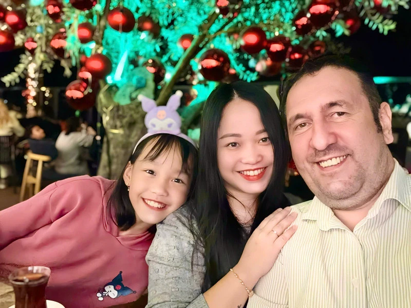 Yêu chàng trai Thổ Nhĩ Kỳ hơn 19 tuổi, cô gái Việt vượt 8.000km làm đám cưới Yêu chàng trai Thổ Nhĩ Kỳ hơn 19 tuổi, cô gái Việt vượt 8.000km làm đám cưới