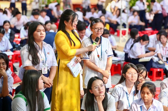"Đưa trường học đến thí sinh" tại Đắk Lắk: Nhiều băn khoăn chọn ngành, chọn trường "Đưa trường học đến thí sinh" tại Đắk Lắk: Nhiều băn khoăn chọn ngành, chọn trường