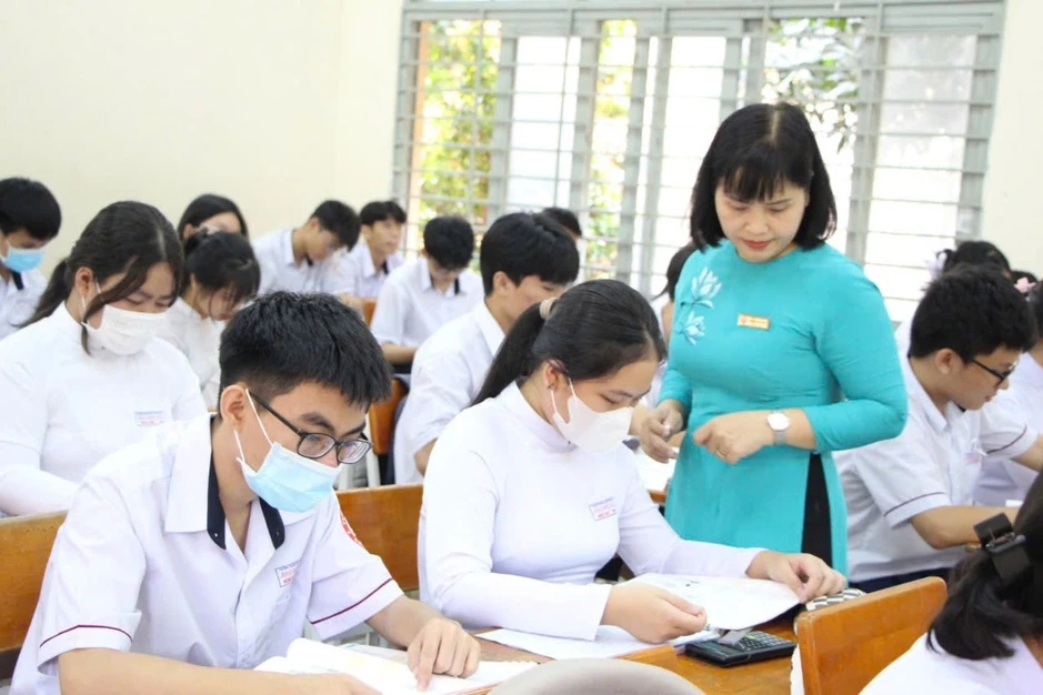 "Siết" trách nhiệm hiệu trưởng: Công khai số điện thoại tố giác bạo lực "Siết" trách nhiệm hiệu trưởng: Công khai số điện thoại tố giác bạo lực