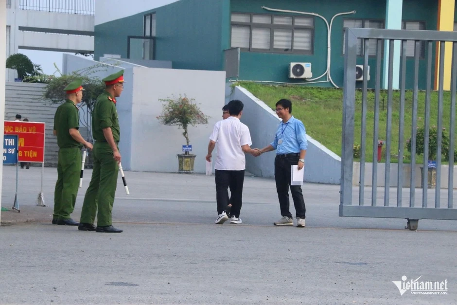326 thí sinh ở Tuyên Quang bước vào buổi thi lại tốt nghiệp THPT hai môn cuối 326 thí sinh ở Tuyên Quang bước vào buổi thi lại tốt nghiệp THPT hai môn cuối