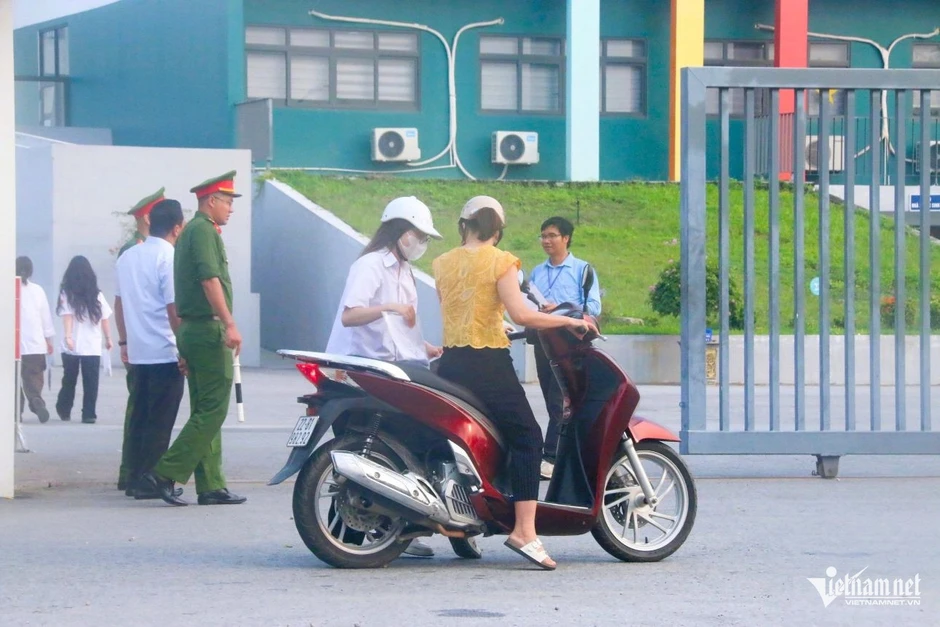 326 thí sinh ở Tuyên Quang bước vào buổi thi lại tốt nghiệp THPT môn Ngữ văn 326 thí sinh ở Tuyên Quang bước vào buổi thi lại tốt nghiệp THPT môn Ngữ văn
