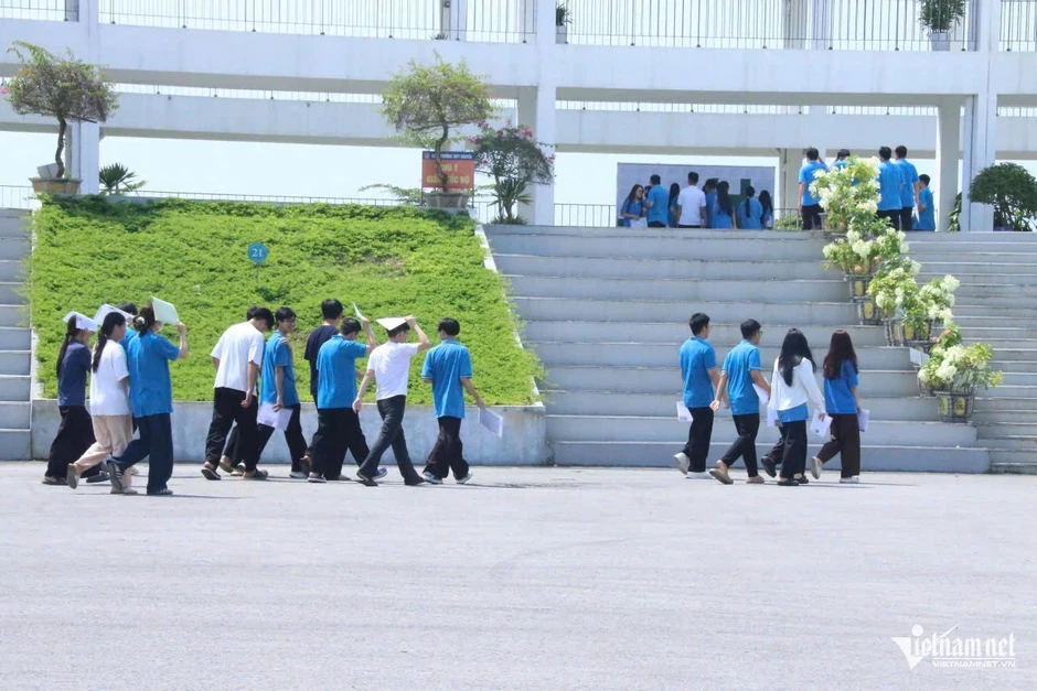 326 thí sinh ở Tuyên Quang làm thủ tục, nghe phổ biến quy chế thi lại tốt nghiệp 326 thí sinh ở Tuyên Quang làm thủ tục, nghe phổ biến quy chế thi lại tốt nghiệp