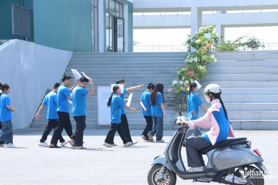 326 thí sinh ở Tuyên Quang làm thủ tục, nghe phổ biến quy chế thi lại tốt nghiệp 326 thí sinh ở Tuyên Quang làm thủ tục, nghe phổ biến quy chế thi lại tốt nghiệp