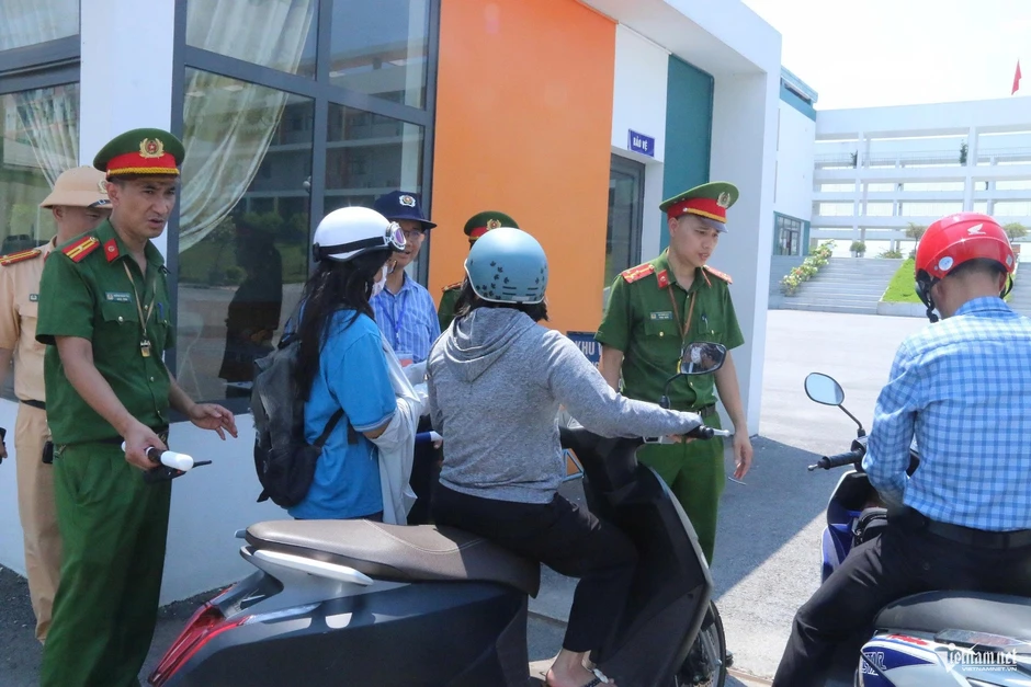 326 thí sinh ở Tuyên Quang làm thủ tục, nghe phổ biến quy chế thi lại tốt nghiệp 326 thí sinh ở Tuyên Quang làm thủ tục, nghe phổ biến quy chế thi lại tốt nghiệp
