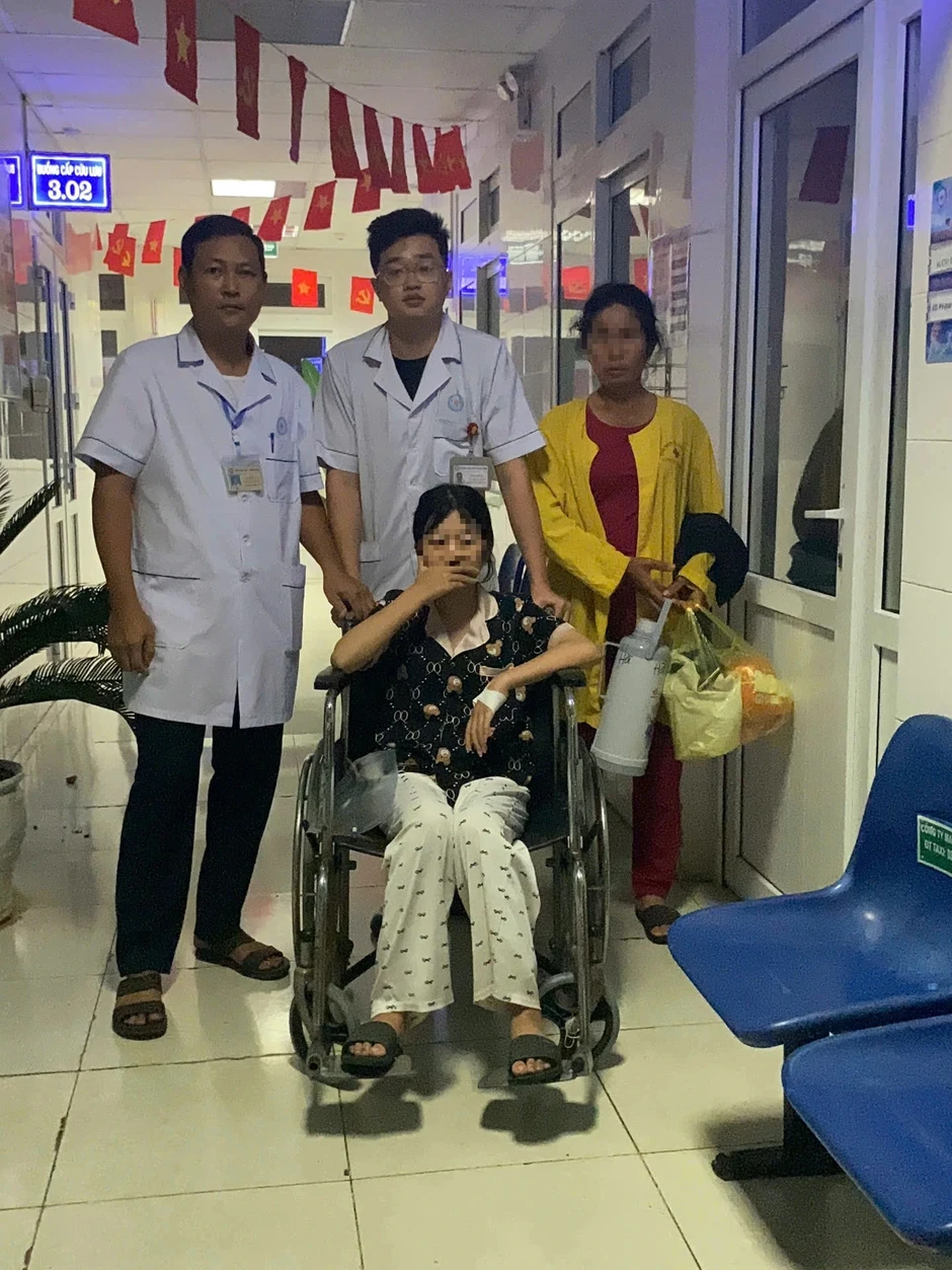 Bệnh viện điều bác sĩ và xe cứu thương đưa một thí sinh đi thi vào lớp 10 Bệnh viện điều bác sĩ và xe cứu thương đưa một thí sinh đi thi vào lớp 10