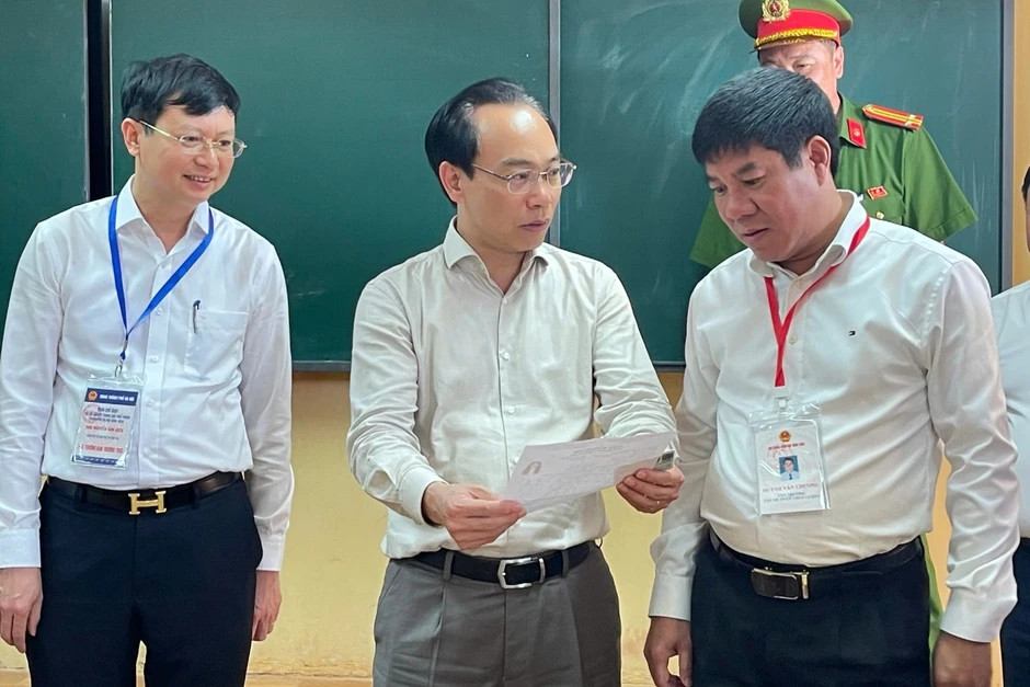 Bộ trưởng Hoàng Minh Sơn thị sát điểm thi tốt nghiệp THPT 2026 Bộ trưởng Hoàng Minh Sơn thị sát điểm thi tốt nghiệp THPT 2026