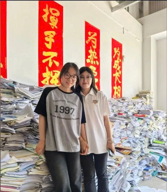 Bức ảnh bài tập chất cao như núi của học sinh Trung Quốc náo động MXH Việt Bức ảnh bài tập chất cao như núi của học sinh Trung Quốc náo động MXH Việt