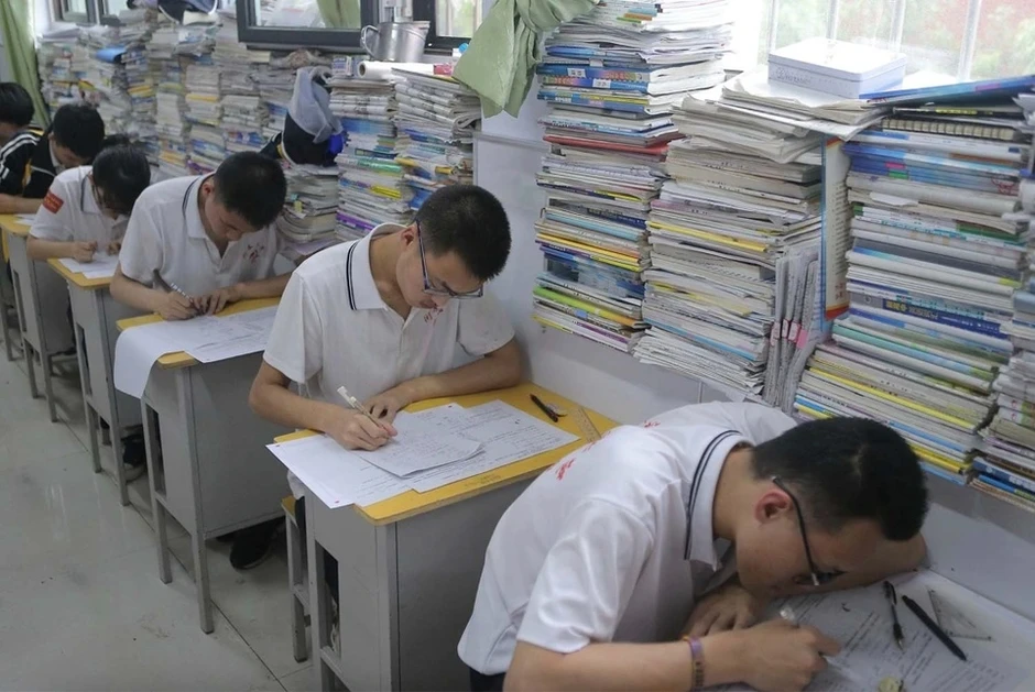 Bức ảnh bài tập chất cao như núi của học sinh Trung Quốc náo động MXH Việt Bức ảnh bài tập chất cao như núi của học sinh Trung Quốc náo động MXH Việt