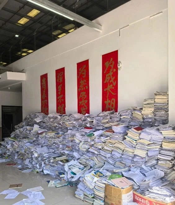 Bức ảnh bài tập chất cao như núi của học sinh Trung Quốc náo động MXH Việt Bức ảnh bài tập chất cao như núi của học sinh Trung Quốc náo động MXH Việt