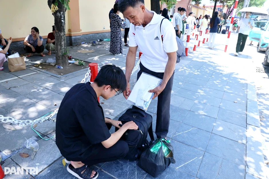 Cha đưa con ra Hà Nội thi công an, tiết lộ điều bất ngờ về gia đình Cha đưa con ra Hà Nội thi công an, tiết lộ điều bất ngờ về gia đình