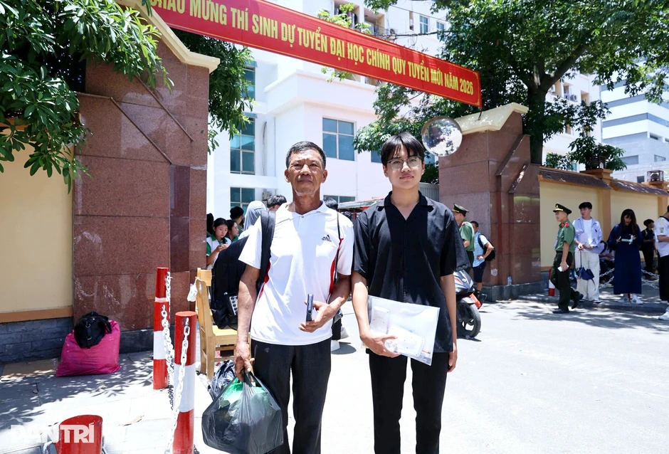 Cha đưa con ra Hà Nội thi công an, tiết lộ điều bất ngờ về gia đình Cha đưa con ra Hà Nội thi công an, tiết lộ điều bất ngờ về gia đình