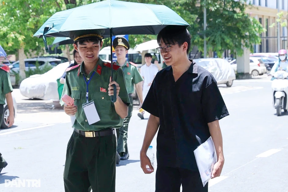 Cha đưa con ra Hà Nội thi công an, tiết lộ điều bất ngờ về gia đình Cha đưa con ra Hà Nội thi công an, tiết lộ điều bất ngờ về gia đình