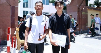 Cha đưa con ra Hà Nội thi công an, tiết lộ điều bất ngờ về gia đình