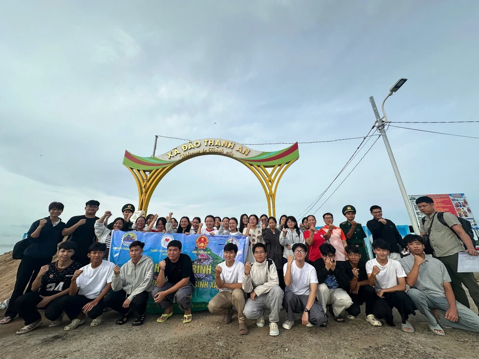 Chuyến đò đặc biệt đưa 30 sĩ tử "vượt sóng" đi thi tốt nghiệp THPT Chuyến đò đặc biệt đưa 30 sĩ tử "vượt sóng" đi thi tốt nghiệp THPT
