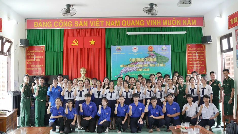 Chuyến đò đặc biệt đưa 30 sĩ tử "vượt sóng" đi thi tốt nghiệp THPT Chuyến đò đặc biệt đưa 30 sĩ tử "vượt sóng" đi thi tốt nghiệp THPT