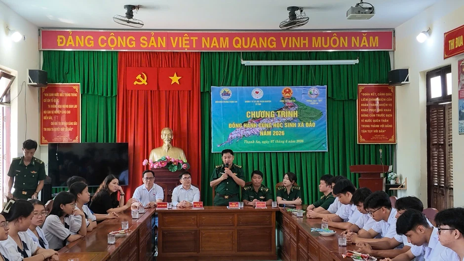 Chuyến đò đặc biệt đưa 30 sĩ tử "vượt sóng" đi thi tốt nghiệp THPT Chuyến đò đặc biệt đưa 30 sĩ tử "vượt sóng" đi thi tốt nghiệp THPT