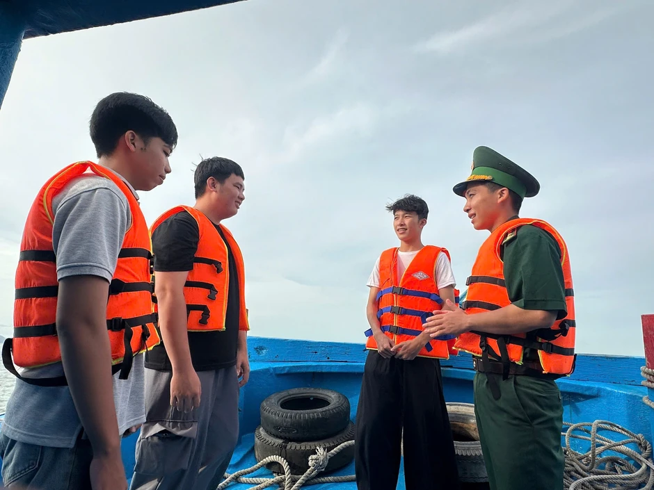 Chuyến đò đặc biệt đưa 30 sĩ tử "vượt sóng" đi thi tốt nghiệp THPT Chuyến đò đặc biệt đưa 30 sĩ tử "vượt sóng" đi thi tốt nghiệp THPT