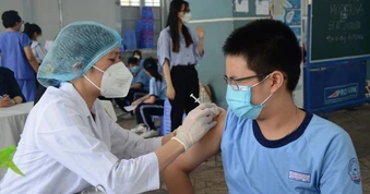 Con vào mầm non, lớp 1: Phụ huynh lưu ý gì về mũi tiêm vaccine bắt buộc?