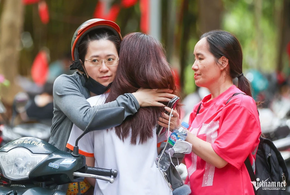 Con vào phòng thi lớp 10, mẹ vẫn thấp thỏm bên ngoài trông ngóng Con vào phòng thi lớp 10, mẹ vẫn thấp thỏm bên ngoài trông ngóng
