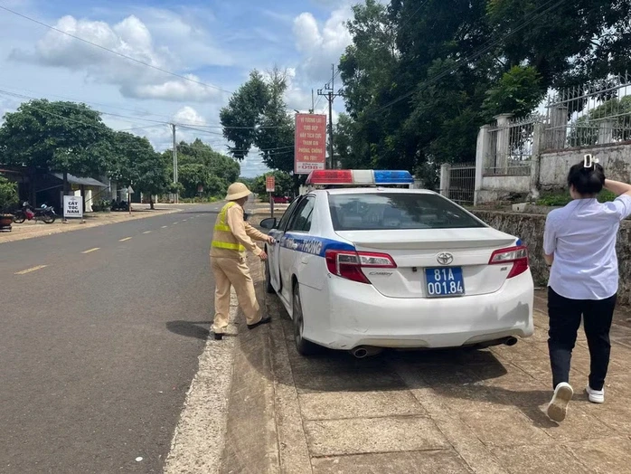 CSGT Gia Lai dùng xe chuyên dụng hỗ trợ nữ sinh quên giấy báo dự thi CSGT Gia Lai dùng xe chuyên dụng hỗ trợ nữ sinh quên giấy báo dự thi