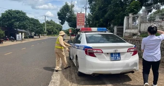 CSGT Gia Lai dùng xe chuyên dụng hỗ trợ nữ sinh quên giấy báo dự thi