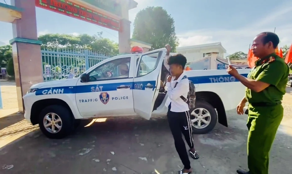 CSGT vượt đường núi đưa thí sinh đến điểm thi lớp 10 kịp giờ phát đề CSGT vượt đường núi đưa thí sinh đến điểm thi lớp 10 kịp giờ phát đề