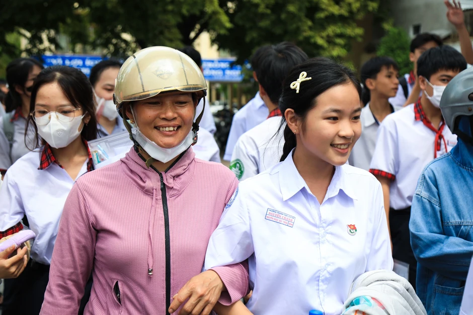 CSGT vượt đường núi đưa thí sinh đến điểm thi lớp 10 kịp giờ phát đề CSGT vượt đường núi đưa thí sinh đến điểm thi lớp 10 kịp giờ phát đề