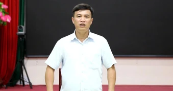 Đại diện Bách khoa Hà Nội phụ trách kiểm tra thi lại ở chuyên Tuyên Quang