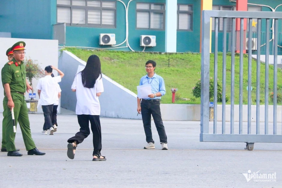 Đề Ngữ văn thi lại tốt nghiệp ở Tuyên Quang: 'Không gây sốc cho thí sinh' Đề Ngữ văn thi lại tốt nghiệp ở Tuyên Quang: 'Không gây sốc cho thí sinh'