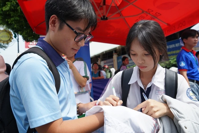 Đề thi môn Tiếng Anh tốt nghiệp THPT năm 2026 và gợi ý giải đề Đề thi môn Tiếng Anh tốt nghiệp THPT năm 2026 và gợi ý giải đề