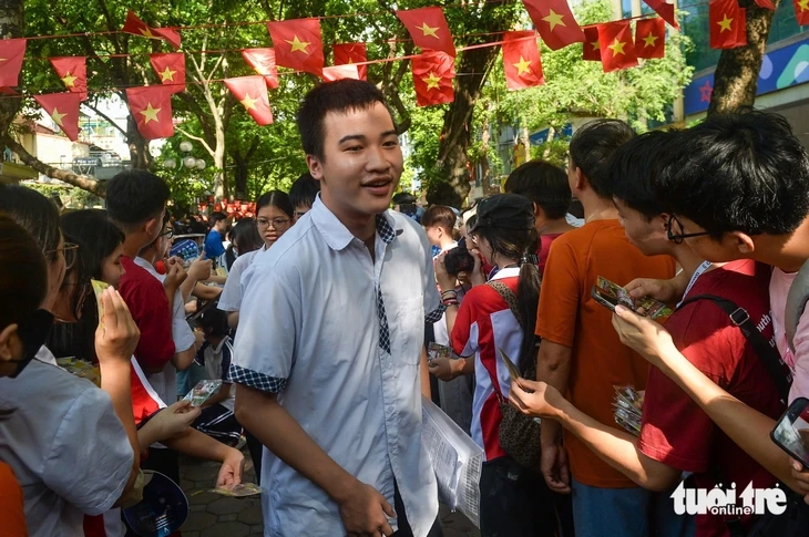 Đề thi tiếng Anh tuyển sinh lớp 10 Hà Nội: Thí sinh tự tin 'bỏ túi' điểm 8 Đề thi tiếng Anh tuyển sinh lớp 10 Hà Nội: Thí sinh tự tin 'bỏ túi' điểm 8