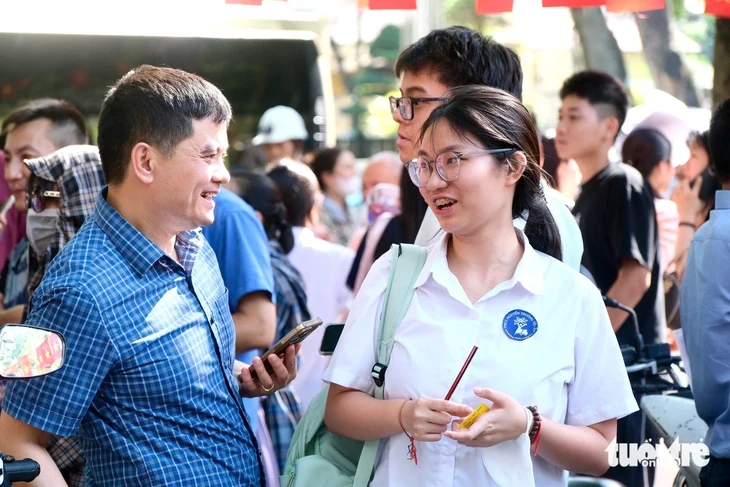 Đề thi tiếng Anh tuyển sinh lớp 10 Hà Nội: Thí sinh tự tin 'bỏ túi' điểm 8 Đề thi tiếng Anh tuyển sinh lớp 10 Hà Nội: Thí sinh tự tin 'bỏ túi' điểm 8