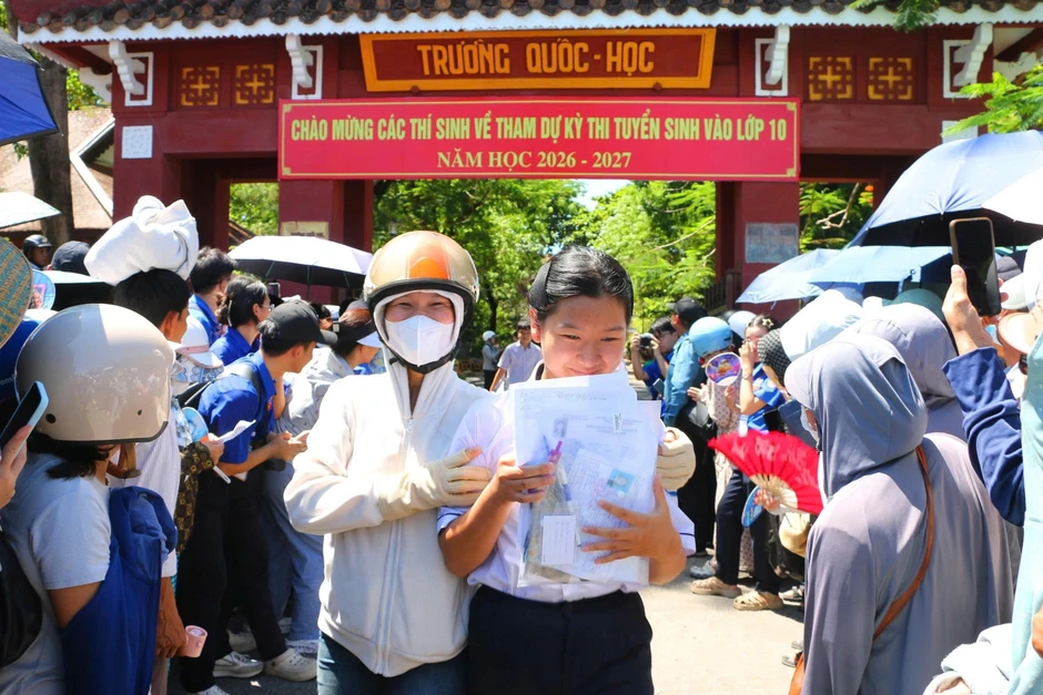 Đề thi tuyển sinh lớp 10 ở Huế tổng 11 điểm có yếu tố cắt ghép Đề thi tuyển sinh lớp 10 ở Huế tổng 11 điểm có yếu tố cắt ghép