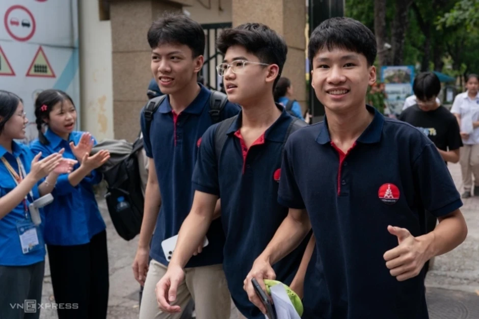 Đề thi và lời giải môn Toán vào lớp 10 chuyên Tin ở Hà Nội Đề thi và lời giải môn Toán vào lớp 10 chuyên Tin ở Hà Nội