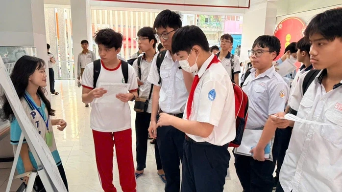 ĐHQG TPHCM trao học bổng 100% cho học sinh Phổ thông Năng khiếu